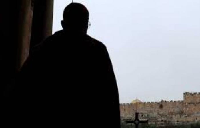 8 دول عربية واسلامية تدين القيود التي يفرضها الاحتلال الإسرائيلي على حرية العبادة للمسلمين والمسيحيين في القدس المحتلة | عيون الجزيرة