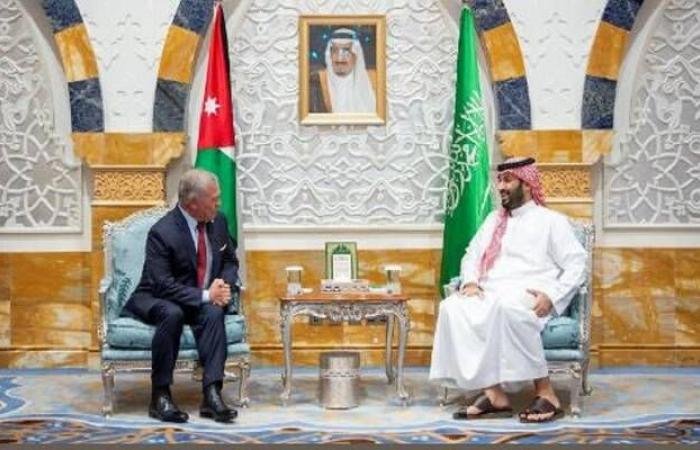 ولي العهد وملك الأردن يستعرضان العلاقات الثنائية وتداعيات التوترات الإقليمية