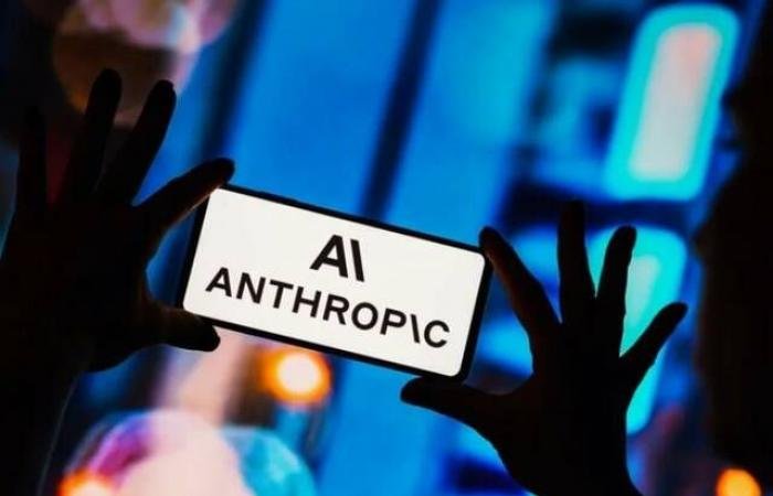 المستثمرون يتحولون لشركة Anthropic مع تراجع الطلب على أسهم OpenAI
