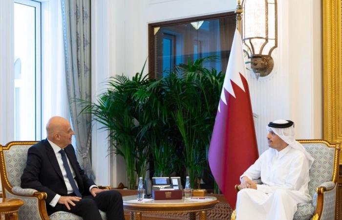 أخبار قطر |  رئيس مجلس الوزراء وزير الخارجية يستقبل وزير الدفاع الوطني اليوناني | عيون الجزيرة قطر