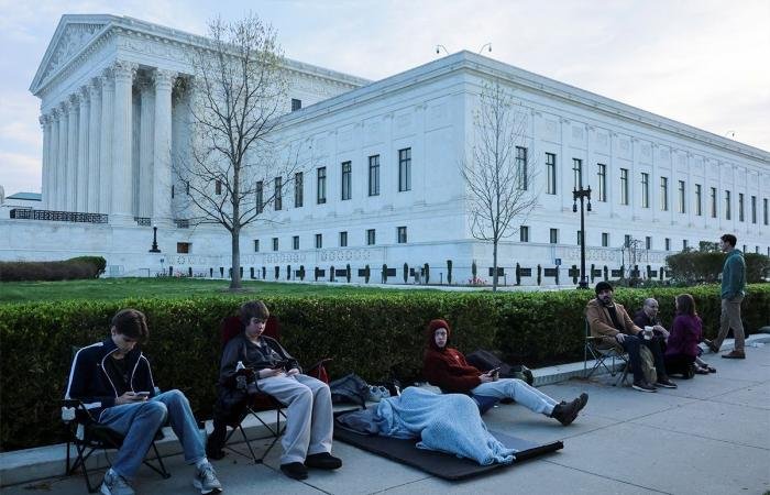 ترامب يحضر مناقشات المحكمة العليا المتعلقة بإلغاء حق المواطنة بالولادة | عيون الجزيرة