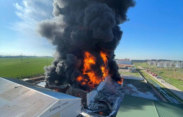 حريق ضخم في مخازن زيوت بأربيل جراء سقوط ثلاث مسيّرات | عيون الجزيرة