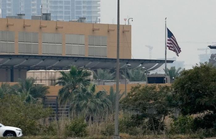 السفارة الأميركية في بغداد تدعو رعاياها لمغادرة العراق فوراً | عيون الجزيرة