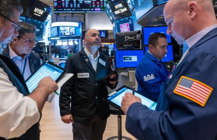 تفاؤل إنهاء الحرب يصعد بـ «وول ستريت».. وأسهم أوروبا تقفز 2%