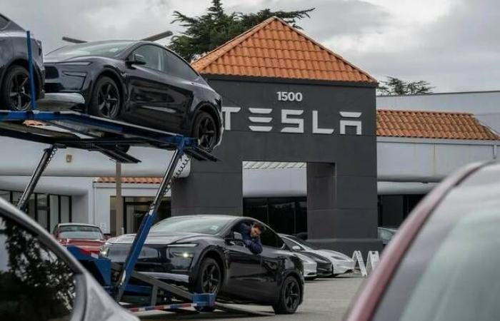 تباطؤ مبيعات تسلا مع غياب الحوافز الضريبية وتراجع الطلب العالمي
