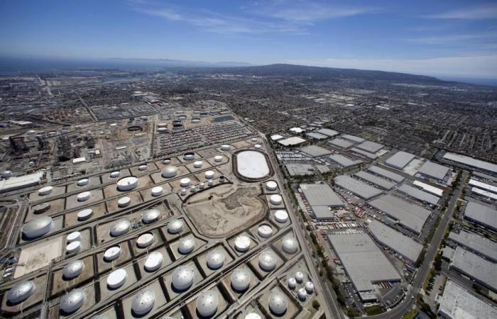 ارتفاع مخزونات النفط الخام في أمريكا وتراجع البنزين ونواتج التقطير