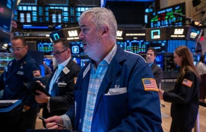 تباين أداء الأسهم الأمريكية متأثرة بتصريحات ترامب بشأن إيران