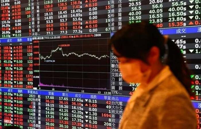تباين أداء الأسهم الآسيوية وسط تداولات ضعيفة