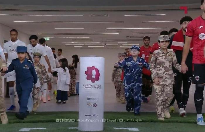 أخبار قطر | أطفال بزي الجيش والشرطة والأطباء.. لقطة مميزة تسبق مباراة الريان والسد | عيون الجزيرة قطر