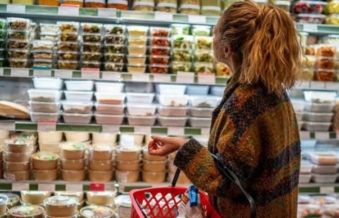 الحرب والرسوم تأكلان القدرة الشرائية للأمريكيين