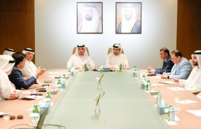 «اقتصادية الشارقة» تبحث مع المستثمرين تطوير بيئة الأعمال