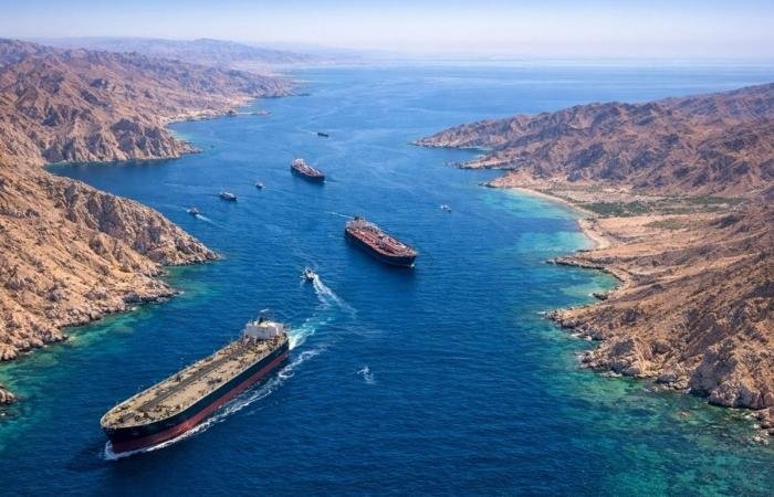 إيران: عبور 15 سفينة مضيق هرمز خلال الـ 24 ساعة الماضية | عيون الجزيرة