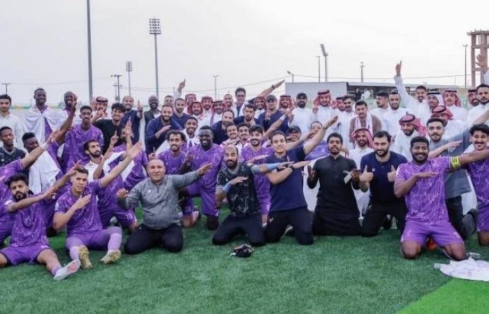 الصقر يغرد خارج السرب