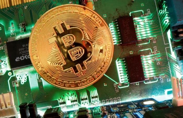 البيتكوين تصعد قرب 70 ألف دولار مجدداً