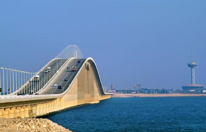 استئناف عبور المركبات على جسر الملك فهد بعد إيقاف مؤقت «احترازي» | عيون الجزيرة