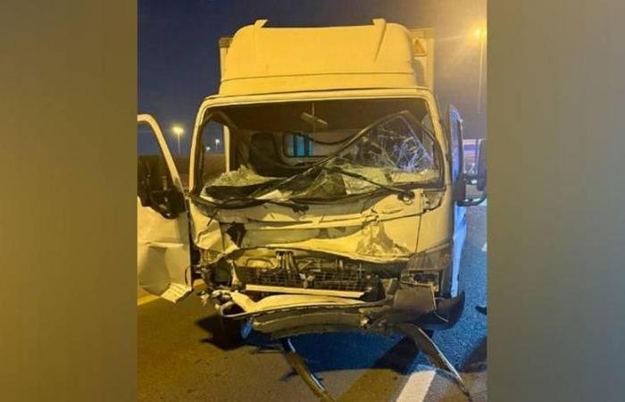 الامارات الان | عقب إصابة 3 في حادث تصادم.. شرطة دبي تحذر من الوقوف وسط الطريق | عيون الجزيرة الامارات