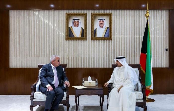 أخبار الكويت | وزير الخارجية يتلقى رسالة خطية من وزيرة خارجية فلسطين تتصل بالعلاقات الثنائية | عيون الجزيرة الكويت