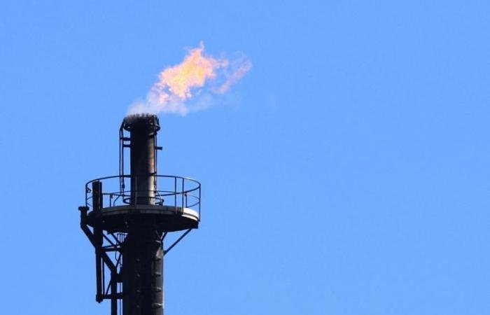 النفط يرتد مجدداً صوب الـ100 دولار وسط مخاوف من انهيار وقف إطلاق النار