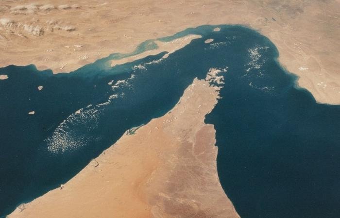 القوات البحرية التابعة للحرس الثوري الإيراني تحدد طرقاً ملاحية بديلة في مضيق هرمز لتجنب الألغام البحرية المحتملة | عيون الجزيرة