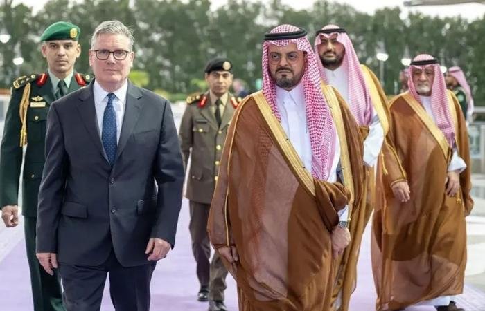 رئيس الوزراء البريطاني يصل السعودية في مستهل جولة خليجية ويرحّب بوقف إطلاق النار | عيون الجزيرة