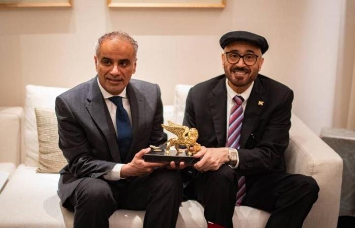 الامارات الان | جمال السويدي يُتوَّج بجائزة «الأسد الذهبي» | عيون الجزيرة الامارات