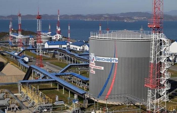 توقعات بتمديد إدارة ترامب رفع العقوبات المفروضة على النفط الروسي