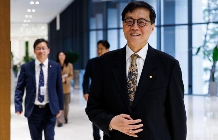 كوريا الجنوبية تثبت الفائدة وتحذر من مسار نمو شديد الغموض