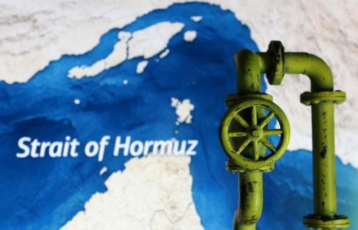 النفط قرب 100 دولار في بداية تعاملات الجمعة.. وترقّب للإمدادات