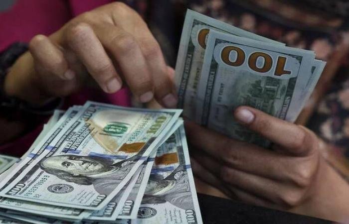 تراجع الدولار مع تقدم مفاوضات السلام وصعود العملات الرئيسية