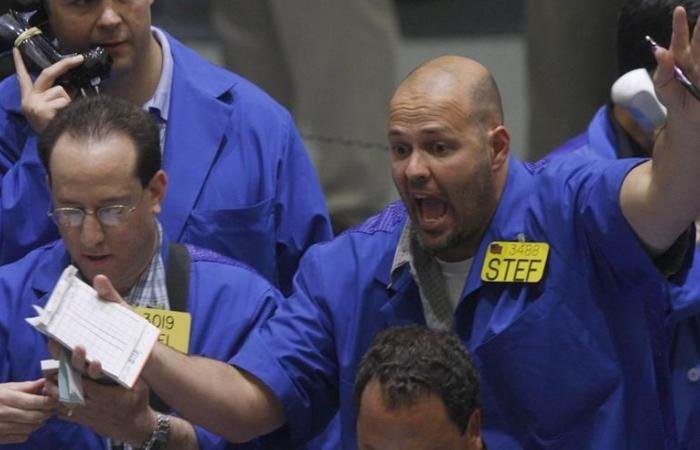 رهانات على هبوط النفط سبقت إعلانات ترامب تثير علامات استفهام