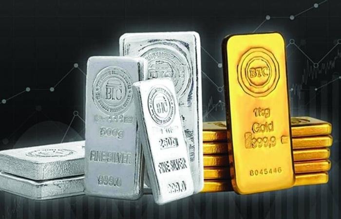 الذهب يختتم الأسبوع مرتفعاً 1.5% والفضة 4%
