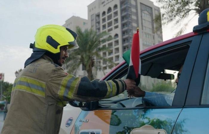 الامارات الان | الدفاع المدني والإسعاف الوطني وشرطة عجمان توزع أعلام الإمارات على المواطنين والمقيمين | عيون الجزيرة الامارات