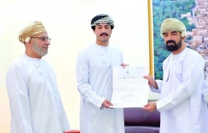 أخبار سلطنة عمان | تكريم الفائزين في مسابقة "صناعة الأثر بالذكاء الاصطناعي" بولاية الحمراء | عيون الجزيرة الاخبارية عمان
