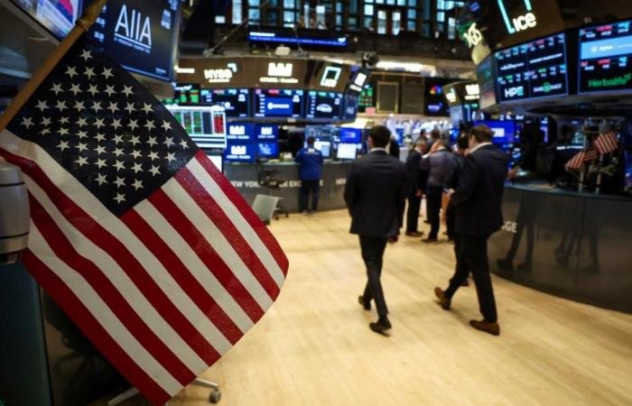 "وول ستريت" تتراجع بعد إعلان واشنطن حصار مضيق هرمز