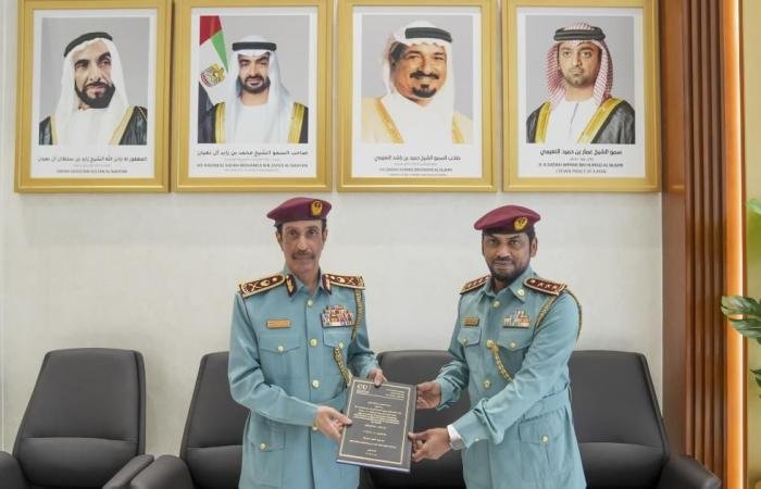 الامارات الان | قائد شرطة عجمان يتلقى نسخة من رسالة ماجستير لضابط | عيون الجزيرة الامارات