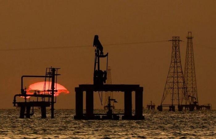 النفط ينخفض مع تراجع مخاوف نقص الإمدادات