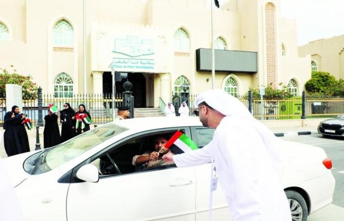 الامارات الان | بلدية دبا الحصن توزع علم الإمارات عـلى منـازل الـمـواطنين والمـقـيمـين | عيون الجزيرة الامارات