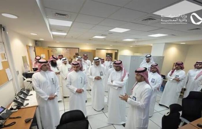 وزير الصناعة يتفقد كفاءة سلاسل الإمداد بميناء رأس الخير وعدة منشآت صناعية