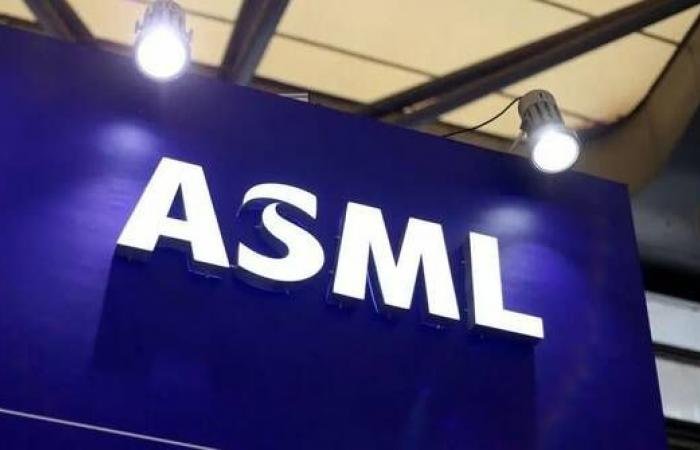 أسهم ASML تتراجع 5% رغم رفع توقعات المبيعات السنوية