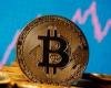 "بيتكوين" تتراجع دون 90,000 دولار بعد تثبيت الفائدة الفيدرالية