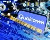 نقص رقائق الذاكرة يضعف توقعات «كوالكوم» ويهبط بالسهم 10%