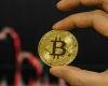 بيتكوين تتراجع دون مستوى 70 ألف دولار