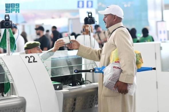 أخبار السعودية | مغادرة أولى رحلات ضيوف الرحمن عبر مطار المدينة | عيون الجزيرة السعودية الان