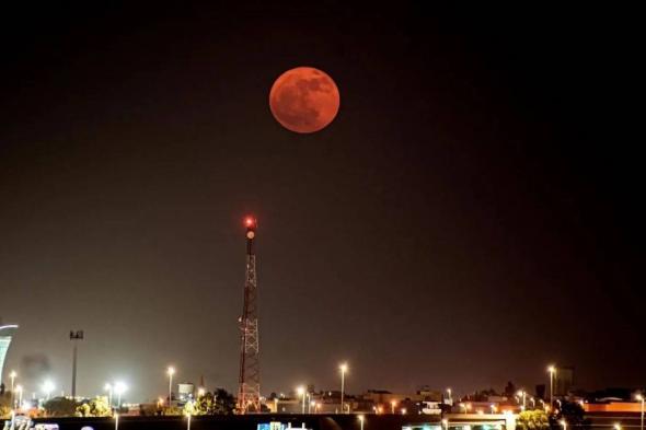 أخبار السعودية | "قمر الفراولة" ينير سماء الحدود الشمالية في مشهد نادر حتى عام 2043 | عيون الجزيرة السعودية الان